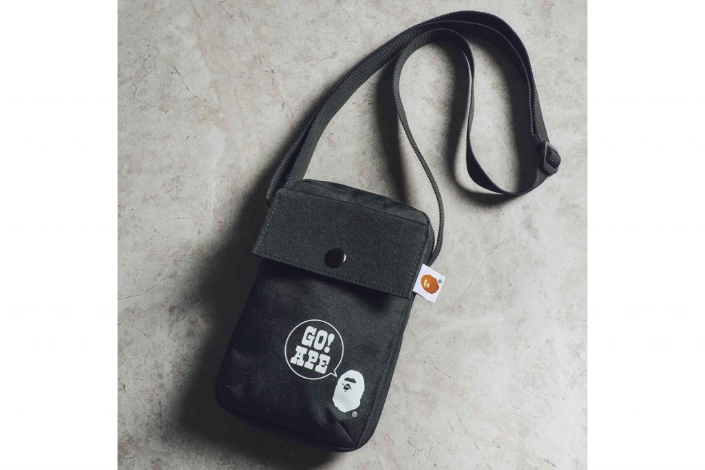 A BATHING APE® 特製お財布機能付き スマホショルダー - バッグ