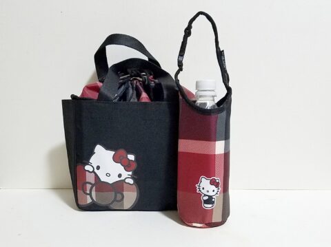 【フラゲレビュー】sweet （スウィート）2025年10月号増刊 《特別付録》BLUE LABEL CRESTBRIDGE × HELLO KITTY [ブルーレーベル・クレストブリッジ × ハローキティ] 巾着つきトート＆ 保冷・保温ペットボトルホルダー2点セット