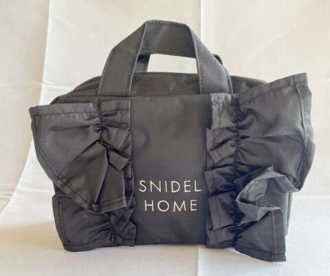 【フラゲレビュー】sweet（スウィート）2025年1月号《特別付録》SNIDEL HOME [スナイデル ホーム] 大きく開いて大容量♡ マルチに使えるフリルポーチ